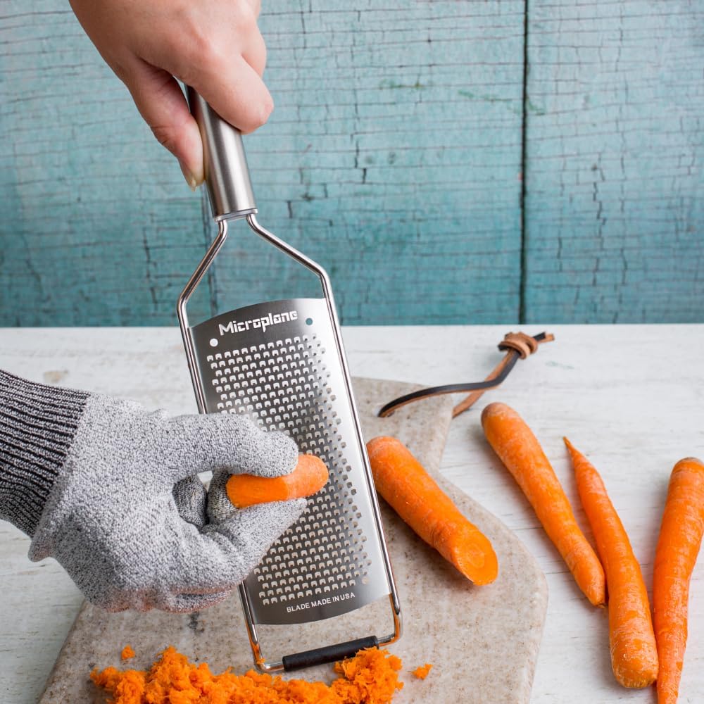 Microplane Professional Series Kitchen Grater new Fine for Hard Cheese, Citrus Fruits, Garlic, Chili, Cinnamon and Nutmeg with Stainless Steel Blades - Made in USA